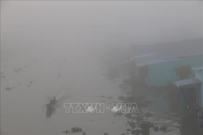 Trong ảnh: Sương mù dày đặc tại nội ô thị trấn Ngan Dừa, huyện Hồng Dân, tỉnh Bạc Liêu. Ảnh: Duy Khương - TTXVN