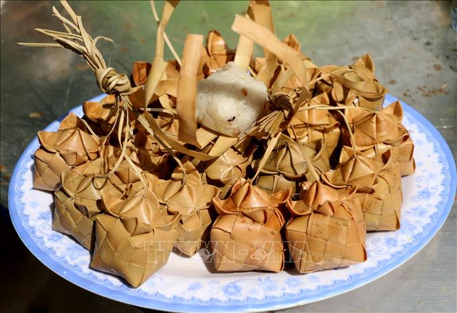 Trong ảnh: Chiếc bánh Kà tum có màu sắc rất đặc biệt, nhìn bề ngoài như một bông hoa. Ảnh: Công Mạo-TTXVN
