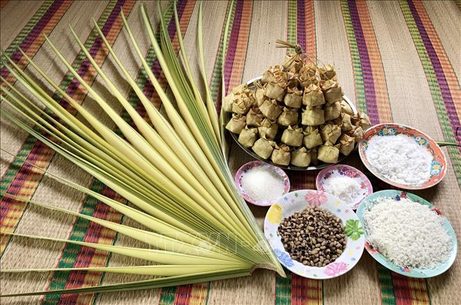 Trong ảnh: Nguyên liệu làm bánh Kà tum rất quen thuộc, gồm có gạo nếp, đậu trắng, dừa, đường cát, muối…và phần lá câu thốt nốt để làm vỏ bánh. Ảnh: Công Mạo-TTXVN