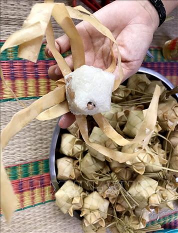 Trong ảnh: Bánh Kà tum sau khi luộc chín, bóc ngược về phần chóp bánh, phần nhân bánh không bị dính vào khuôn bánh. Ảnh: Công Mạo-TTXVN
