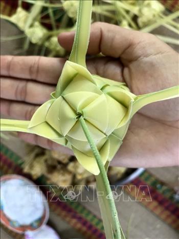 Trong ảnh: Phần chóp bánh Kà tum được thắt một cách khéo léo giống như cánh hoa đang bung nở. Ảnh: Công Mạo-TTXVN