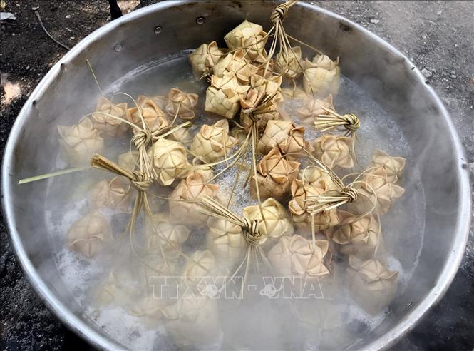 Trong ảnh: Bánh Kà tum sau khi luộc chín được nhúng qua nước lạnh sẽ làm cho bánh không bị dính vào lá và dậy mùi thơm. Ảnh: Công Mạo-TTXVN
