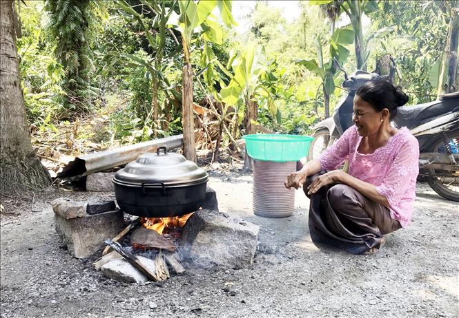 Trong ảnh: Bà Neáng Phương ở xã Ô Lâm, Tri Tôn (An Giang) canh nồi bánh Kà tum sao cho bánh vừa chín tới, để bánh được ngon, bùi. Ảnh: Công Mạo-TTXVN
