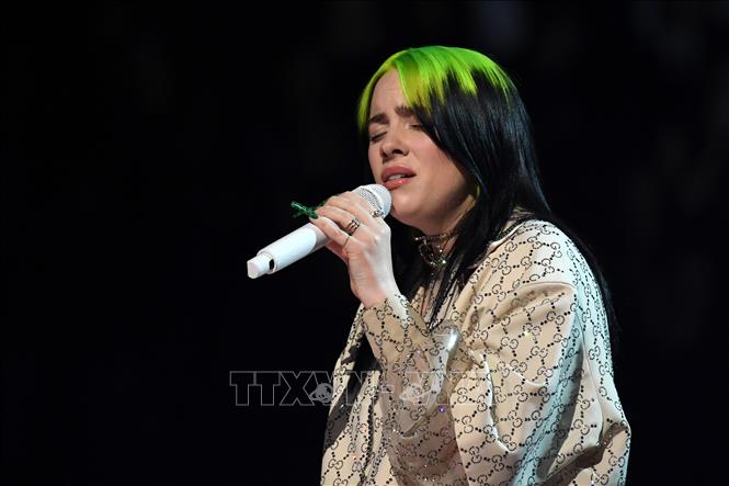 Trong ảnh: Tài năng âm nhạc trẻ Billie Eilish biểu diễn tại lễ trao giải âm nhạc Grammny lần thứ 62 diễn ra ở Los Angeles, Mỹ ngày 26/1/2020. Ảnh: AFP/TTXVN
