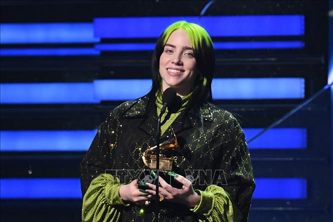 Trong ảnh: Tài năng âm nhạc trẻ Billie Eilish nhận giải thưởng Ca khúc của năm cho tác phẩm 