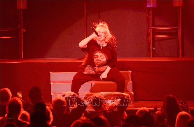 Trong ảnh: Tài năng âm nhạc trẻ Billie Eilish biểu diễn tại buổi hòa nhạc iHeartRadio ALTer EGO, bang California, Mỹ ngày 18/1/2020. Ảnh: AFP/TTXVN