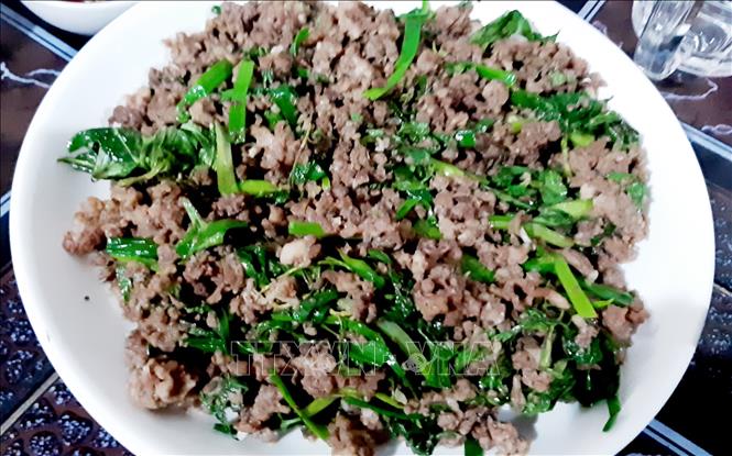 Trong ảnh: Món chuột đồng xào lá cách làm người ăn cảm thấy đậm ấm, đậm đà hơn khi chấm thêm một chút nước mắm cá đồng nguyên chất.. Ảnh: Công Mạo-TTXVN