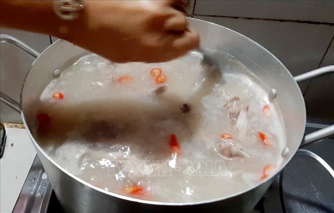 Trong ảnh: Món cháo chuột đồng là thứ không thể thiếu của mỗi người dân ở huyện miền níu Tri Tôn (An Giang) khi có khách quý từ phương xa. Ảnh: Công Mạo-TTXVN