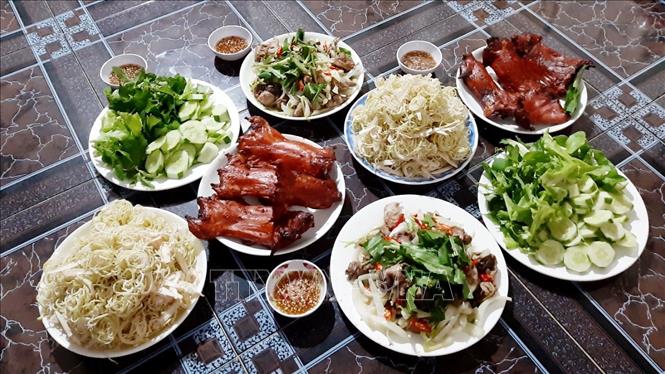Trong ảnh: Đối với người dân miền Tây, từ lâu thịt chuột đồng đã trở thành một thứ “đặc sản” và nó được dùng để đãi khách quý, khách phương xa. Ảnh: Công Mạo-TTXVN