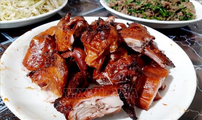 Trong ảnh: Món chuột đồng quay lu luôn làm hài lòng giới sành ăn nhất. Ảnh: Công Mạo-TTXVN