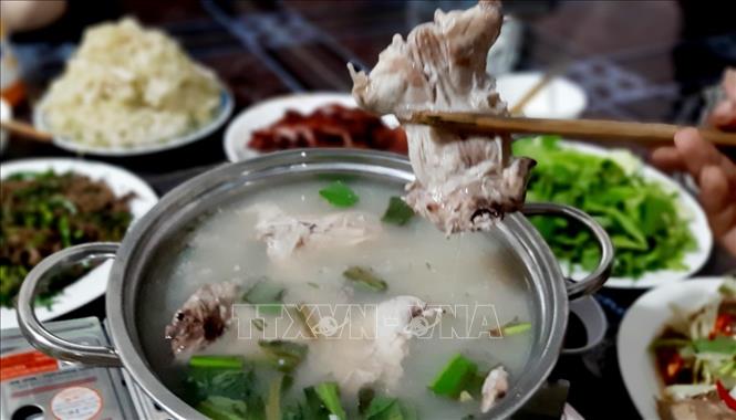 Trong ảnh: Món thịt chuột đồng nhúng cơm mẻ ăn giúp người ăn không ngán và cho cảm giác vào ngọt lịm. Ảnh: Công Mạo-TTXVN