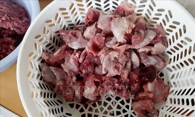 Trong ảnh: Thịt chột đồng sau khi lột da, bỏ đầu, đuôi, chân và mổ bỏ nội tạng, chỉ chừa lại 2 lá gan và chùm mỡ có thể chế biến thành hàng chục món đặc sản. Ảnh: Công Mạo-TTXVN