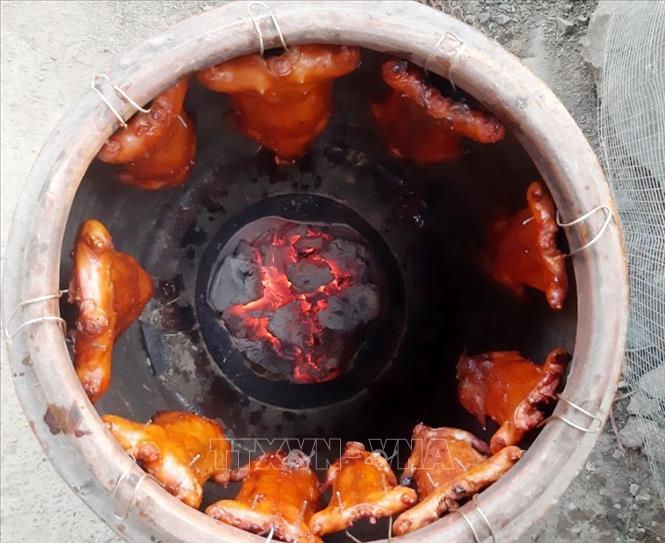 Trong ảnh: Món chuột đồng quay lu luôn không đủ bán cho khách ở các nhà hàng trên địa bàn thành phố Long Xuyên, An Giang. Ảnh: Công Mạo-TTXVN