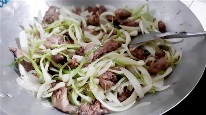 Trong ảnh: Món chuột đồng xào củ kiệu đem lại cảm giác giòn, béo cho người thưởng thức. Ảnh: Công Mạo-TTXVN