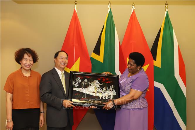 Nam Phi không chỉ là một trong những đối tác quan trọng trong khu vực châu Phi mà còn đang là đối tác của Việt Nam trong các lĩnh vực kinh tế, thương mại, đầu tư và hợp tác phát triển. Hãy cùng khám phá những sản phẩm và dịch vụ có thể mang lại lợi ích cho cả hai bên.