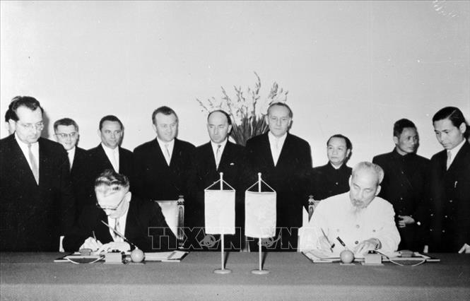 Trong ảnh: Chủ tịch Hồ Chí Minh và Bí thư thứ nhất Đảng Cộng sản Tiệp Khắc, Chủ tịch Tiệp Khắc Antonín Novotný ký Tuyên bố chung Việt Nam - Tiệp Khắc (27/1/1963). Ảnh: TTXVN