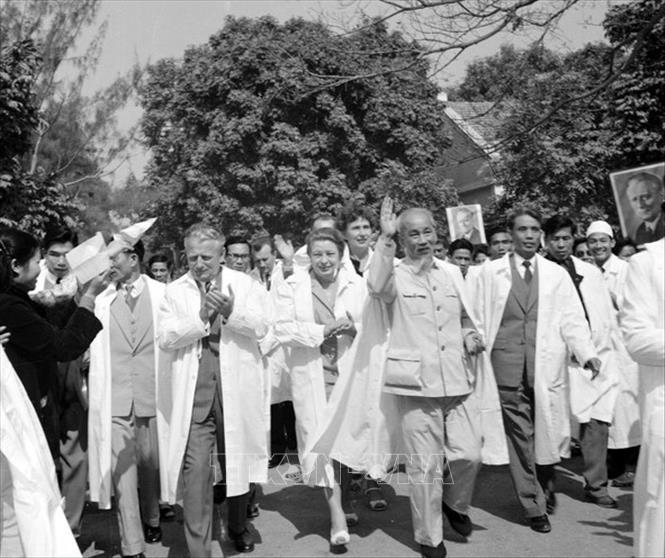 Trong ảnh: Chủ tịch Hồ Chí Minh và Bí thư thứ nhất Đảng Cộng sản Tiệp Khắc, Chủ tịch Tiệp Khắc Antonín Novotný thăm bệnh viện Việt - Tiệp, Hải Phòng (25/1/1963). Ảnh: TTXVN