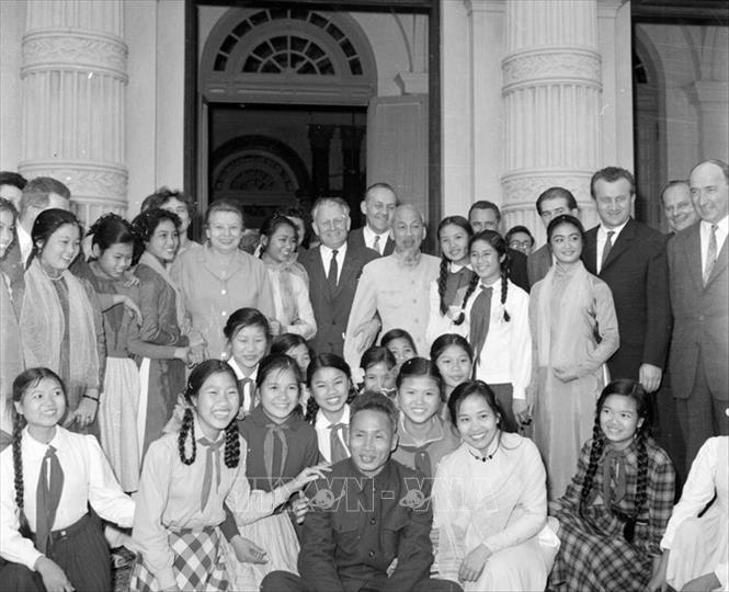 Trong ảnh: Chủ tịch Hồ Chí Minh và Bí thư thứ nhất Đảng Cộng sản Tiệp Khắc, Chủ tịch Tiệp Khắc Antonín Novotný chụp ảnh lưu niệm với đại biểu phụ nữ Thủ đô (1963). Ảnh: TTXVN