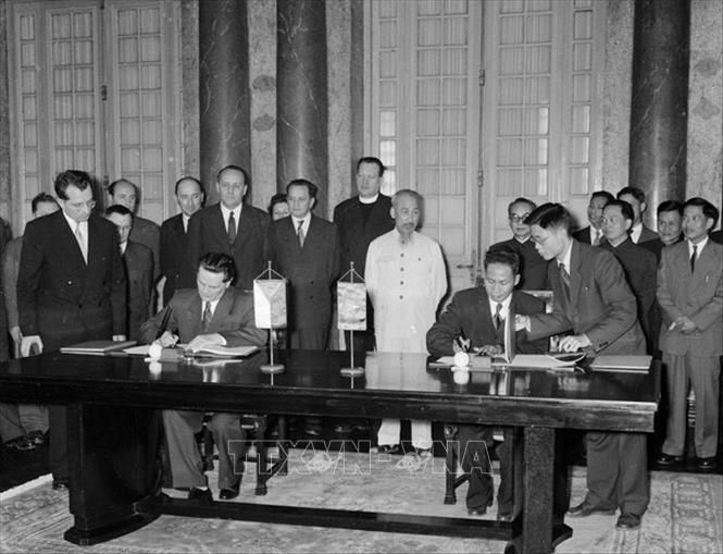 Trong ảnh: Chủ tịch Hồ Chí Minh và Thủ tướng Tiệp Khắc Viliam Siroký chứng kiến Lễ ký Tuyên bố chung Việt Nam - Tiệp Khắc (20/3/1957). Ảnh: TTXVN