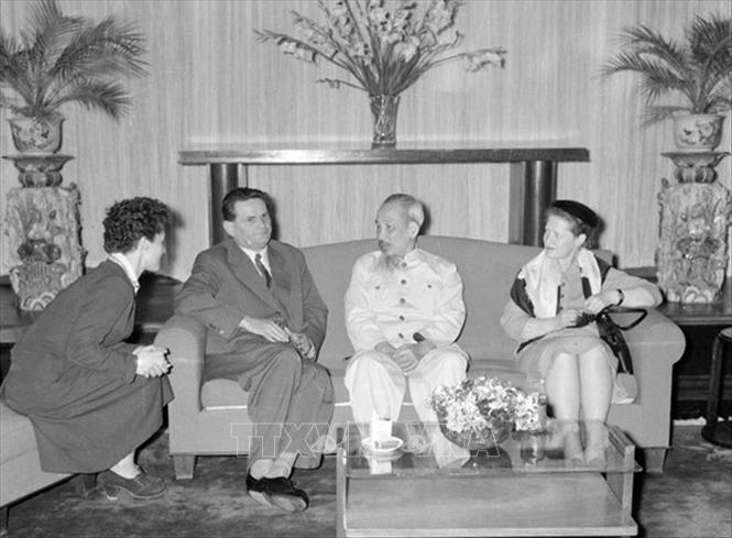 Trong ảnh: Chủ tịch Hồ Chí Minh tiếp đoàn đại biểu Đảng, Chính phủ Tiệp Khắc do Thủ tướng Viliam Siroký dẫn đầu, sang thăm Việt Nam (17/3/1957). Ảnh: TTXVN