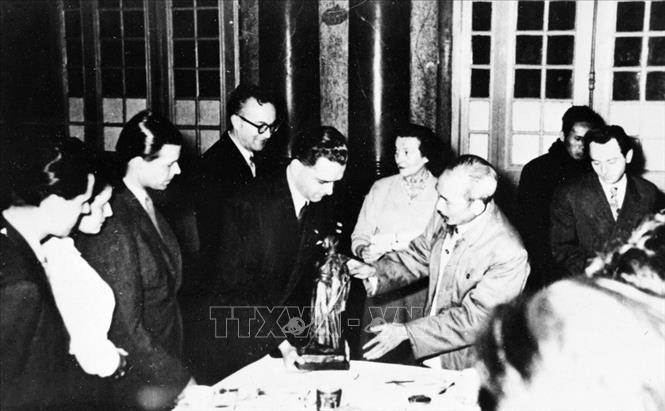 Trong ảnh: Đoàn nghệ thuật múa rối Tiệp Khắc trao quà của Chính phủ Tiệp Khắc tặng Chủ tịch Hồ Chí Minh trong chuyến thăm Việt Nam (1956). Ảnh: TTXVN 