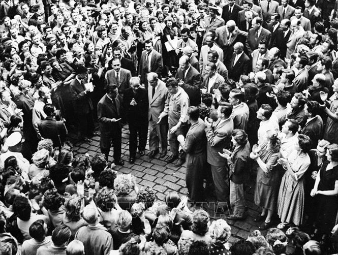 Trong ảnh: Chủ tịch Hồ Chí Minh đến thăm nhà máy chế tạo Skovolo trong chuyến thăm hữu nghị Tiệp Khắc (18/7/1957). Ảnh: TTXVN