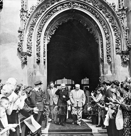 Trong ảnh: Chủ tịch Hồ Chí Minh đến thăm Tòa thị chính Praha trong chuyến thăm hữu nghị Tiệp Khắc (18/7/1957). Ảnh: TTXVN