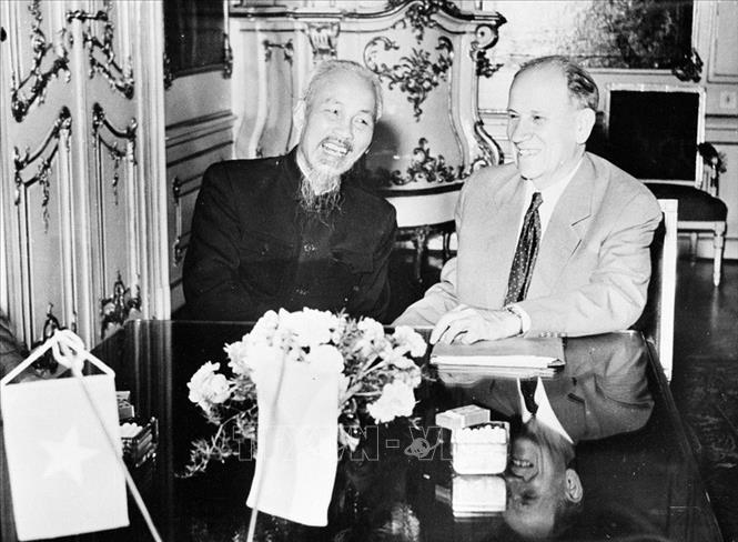 Trong ảnh: Chủ tịch Hồ Chí Minh hội kiến Chủ tịch Antonín Zápotocký tại Praha, trong chuyến thăm hữu nghị Tiệp Khắc (17/7/1957). Ảnh: TTXVN