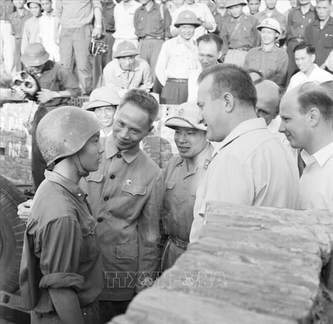 Trong ảnh: Thủ tướng Tiệp Khắc Jozef Lenárt nói chuyện với chiến sĩ bộ đội phòng không bảo vệ Hà Nội trong chuyến thăm Việt Nam năm 1966. Ảnh: Lâm Hồng Long - TTXVN
