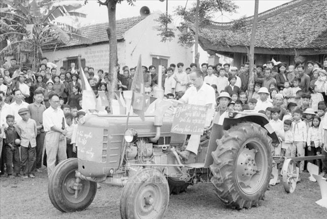 Trong ảnh: Đại sứ Tiệp Khắc Čeněk Heron trao tặng chiếc máy kéo tại Lễ kết nghĩa giữa HTX Kačina (ngoại ô Praha, Tiệp Khắc) với HTX Giang Biên (Gia Lâm, Hà Nội) năm 1963. Ảnh: Đàm Xuân Vi - TTXVN