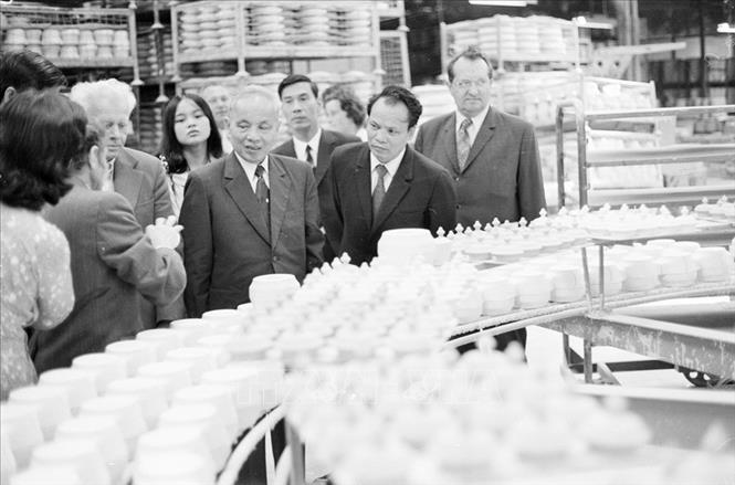Trong ảnh: Phó Thủ tướng, Bộ trưởng Ngoại giao Nguyễn Duy Trinh thăm nhà máy sứ số 2 tại Karlovy Valy trong chuyến thăm Tiệp Khắc. Ảnh: TTXVN