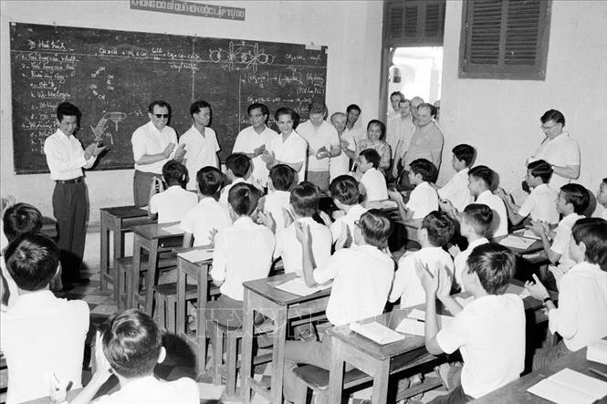Trong ảnh: Đoàn đại biểu Đảng Cộng sản Tiệp Khắc thăm lớp học tại trường phổ thông cấp 3 Lê Hồng Phong, TP. Hồ Chí Minh (1976). Ảnh: Kim Hùng - TTXVN