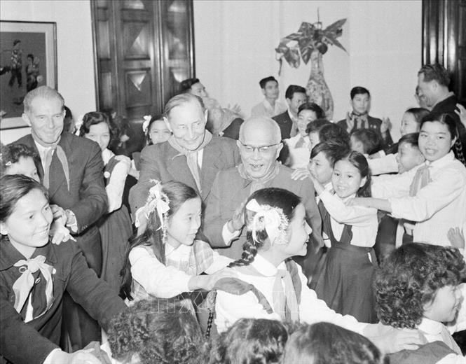 Trong ảnh: Chủ tịch Quốc hội Tiệp Khắc Zdeněk Fierlinger và Phó Chủ tịch nước Tôn Đức Thắng tại buổi liên hoan với thiếu nhi Việt Nam (1960). Ảnh: TTXVN