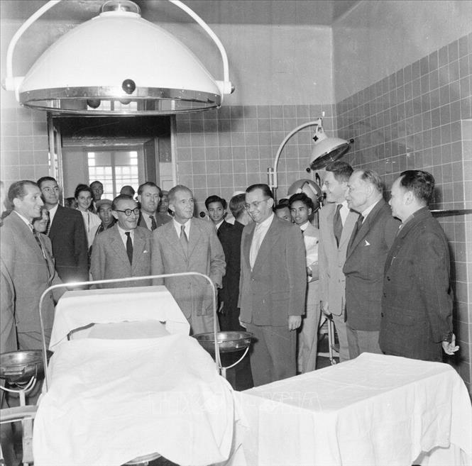 Trong ảnh: Chủ tịch Quốc hội Tiệp Khắc Zdeněk Fierlinger đến thăm Bệnh viện Việt - Tiệp Hải Phòng do Tiệp Khắc giúp Việt Nam xây dựng (1960). Ảnh: TTXVN