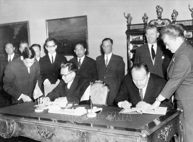 Trong ảnh: Phó Thủ tướng Lê Thanh Nghị và Phó Thủ tướng Tiệp Khắc Otakar Šimůnek ký hiệp định về vay nợ giữa hai nước (8/1/1966). Ảnh TTXVN
