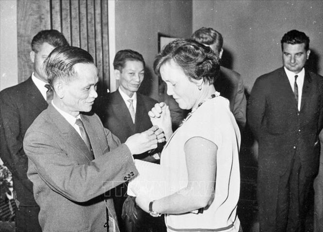 Trong ảnh: Đại sứ Việt Nam tại Tiệp Khắc Phan Văn Sử trao tặng 