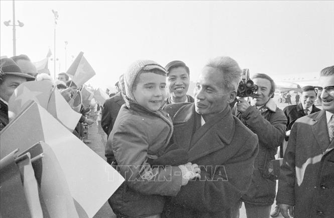 Trong ảnh: Thủ tướng Phạm Văn Đồng với thiếu nhi Tiệp Khắc tại Lễ đón ở thủ đô Praha trong chuyến thăm Tiệp Khắc (23/10/1973). Ảnh: TTXVN