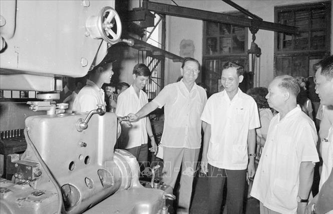 Trong ảnh: Chủ tịch Quốc hội Tiệp Khắc Alois Indra đến thăm Nhà máy cơ khí Hà Nội trong chuyến thăm hữu nghị  Việt Nam (10/4/1973). Ảnh: TTXVN