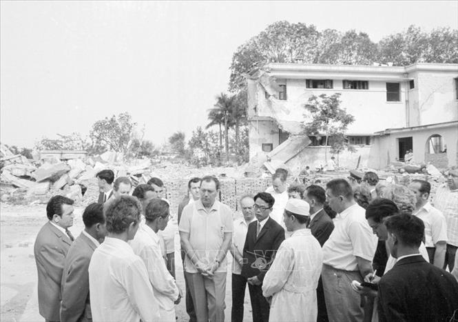 Trong ảnh: Đoàn đại biểu Quốc hội Tiệp Khắc đến thăm Bệnh viện Bạch Mai (5/4/1973). Ảnh: TTXVN