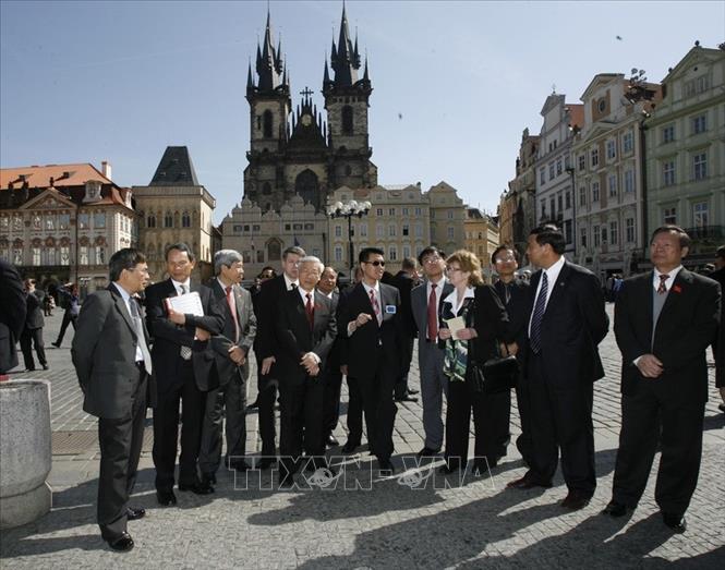 Trong ảnh: Chủ tịch Quốc hội Nguyễn Phú Trọng tham quan quảng trường cổ ở Thủ đô Praha, Cộng hoà Séc (2009). Ảnh: Trí Dũng - TTXVN