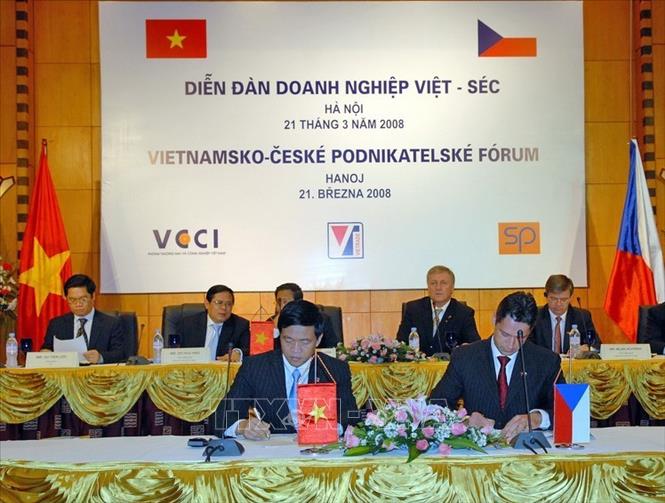 Trong ảnh: Thủ tướng Cộng hoà Séc Mirek Topolánek chứng kiến Lễ ký kết hợp tác giữa các doanh nghiệp hai nước tại diễn đàn doanh nghiệp Việt Nam – Séc (21/3/2008). Ảnh: Nhan Sáng – TTXVN