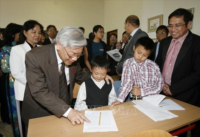 Trong ảnh: Chủ tịch Quốc hội Nguyễn Phú Trọng thăm lớp học tiếng Việt ở thủ đô Praha, Cộng hoà Séc (2009). Ảnh: Trí Dũng - TTXVN