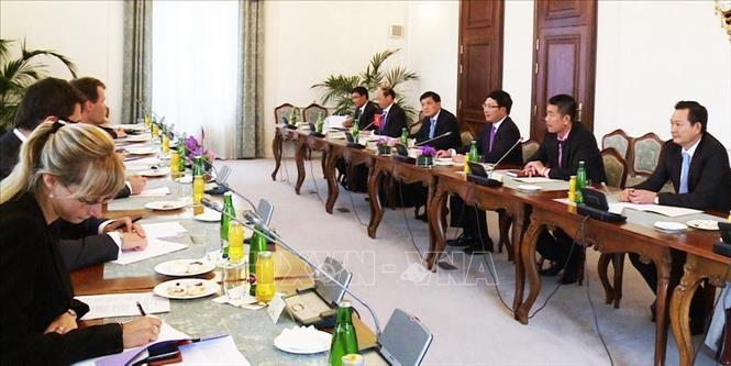 Trong ảnh: Phó Thủ tướng, Bộ trưởng Ngoại giao Phạm Bình Minh hội đàm với lãnh đạo Bộ Công thương CH Séc (24/7/2014). Ảnh: Trần Quang Vinh - TTXVN 