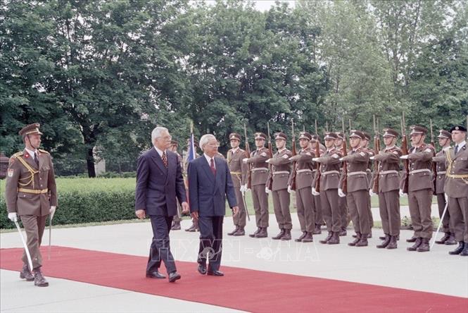 Trong ảnh: Thủ tướng Václav Klaus chủ trì lễ đón Thủ tướng Võ Văn Kiệt thăm chính thức Cộng hòa Séc, ngày 25/7/1997. Ảnh: Minh Đạo - TTXVN