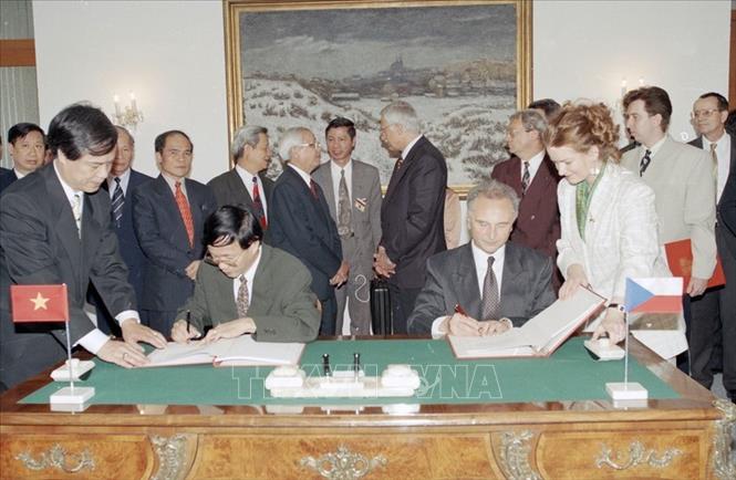 Trong ảnh: Thủ tướng Võ Văn Kiệt và Thủ tướng Séc Václav Klaus chứng kiến lễ ký Hiệp định về hàng không Việt Nam - Séc và hiệp định tránh đánh thuế 2 lần giữa hai nước (1997). Ảnh: Minh Đạo - TTXVN