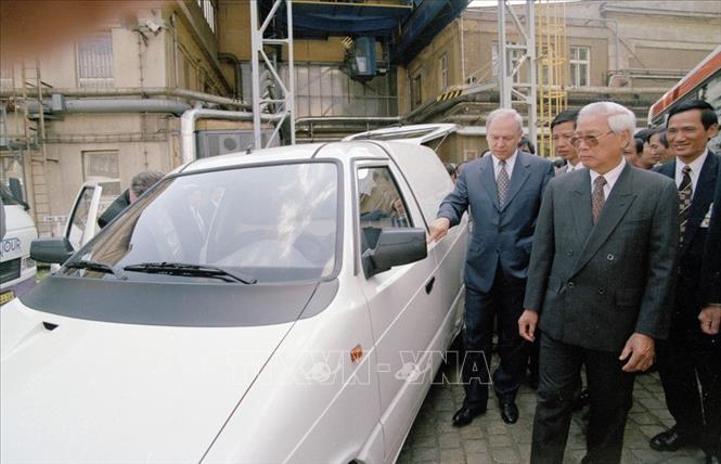 Trong ảnh: Thủ tướng Võ Văn Kiệt xem trưng bày các sản phẩm công nghiệp của Cộng hòa Séc trong chuyến thăm chính thức nước này (1997). Ảnh: Minh Đạo - TTXVN