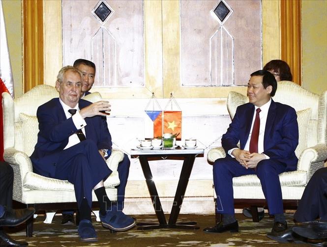 Trong ảnh: Phó Thủ tướng Vương Đình Huệ hội kiến Tổng thống Cộng hòa Séc Milos Zeman (7/6/2017). Ảnh: An Đăng – TTXVN