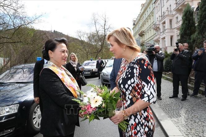 Trong ảnh: Chủ tịch Quốc hội Nguyễn Thị Kim Ngân gặp bà Jana Vildumetzova, Chủ tịch vùng Karlovy Vary, Chủ tịch Hiệp hội các tỉnh trưởng của Cộng hòa Séc (13/4/2017). Ảnh: Trọng Đức – TTXVN