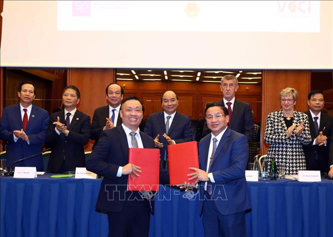 Trong ảnh: Thủ tướng Nguyễn Xuân Phúc và Thủ tướng Cộng hòa Séc Andrej Babis chứng kiến lễ ký kết hợp tác giữa hai nước (17/4/2019). Ảnh: Thống Nhất –TTXVN