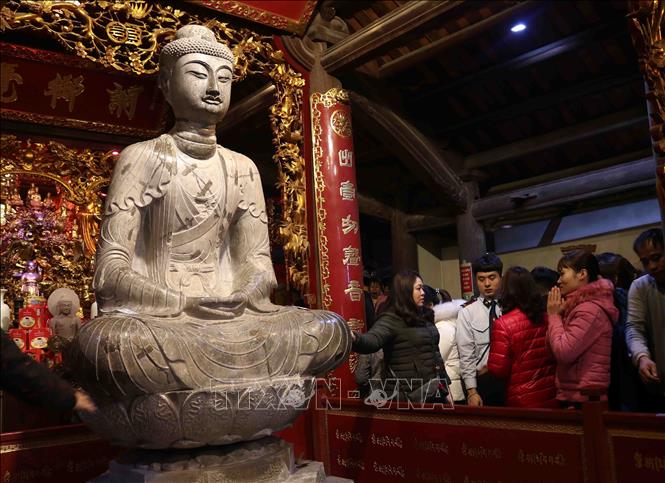 Trong ảnh: Nhân dân đến lễ trước bảo vật quốc gia Tượng phật A di đà bằng đá tại chùa Phật Tích. Ảnh: Thanh Thương – TTXVN